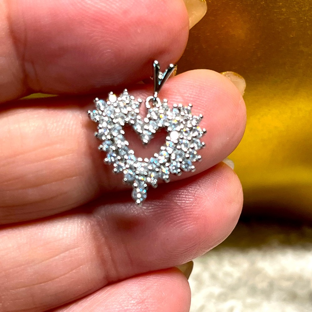 🖤Pretty dangle-pave setting heart earrings —silver tone NWOT